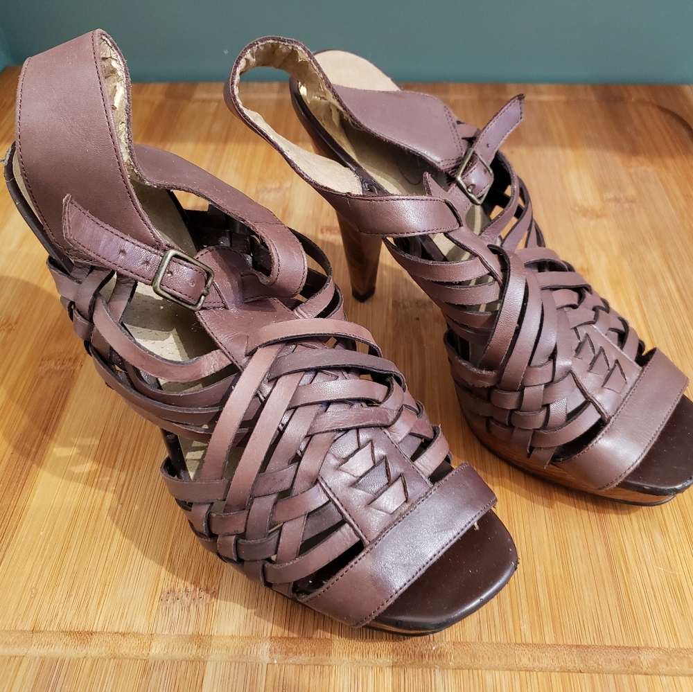 JESSICA SIMPSON BROWN AND WOOD 7.5 HEELS